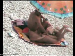 Молодой извращенец подсматривает на нудийском пляже за голыми отдыхающими туристками онлайн
