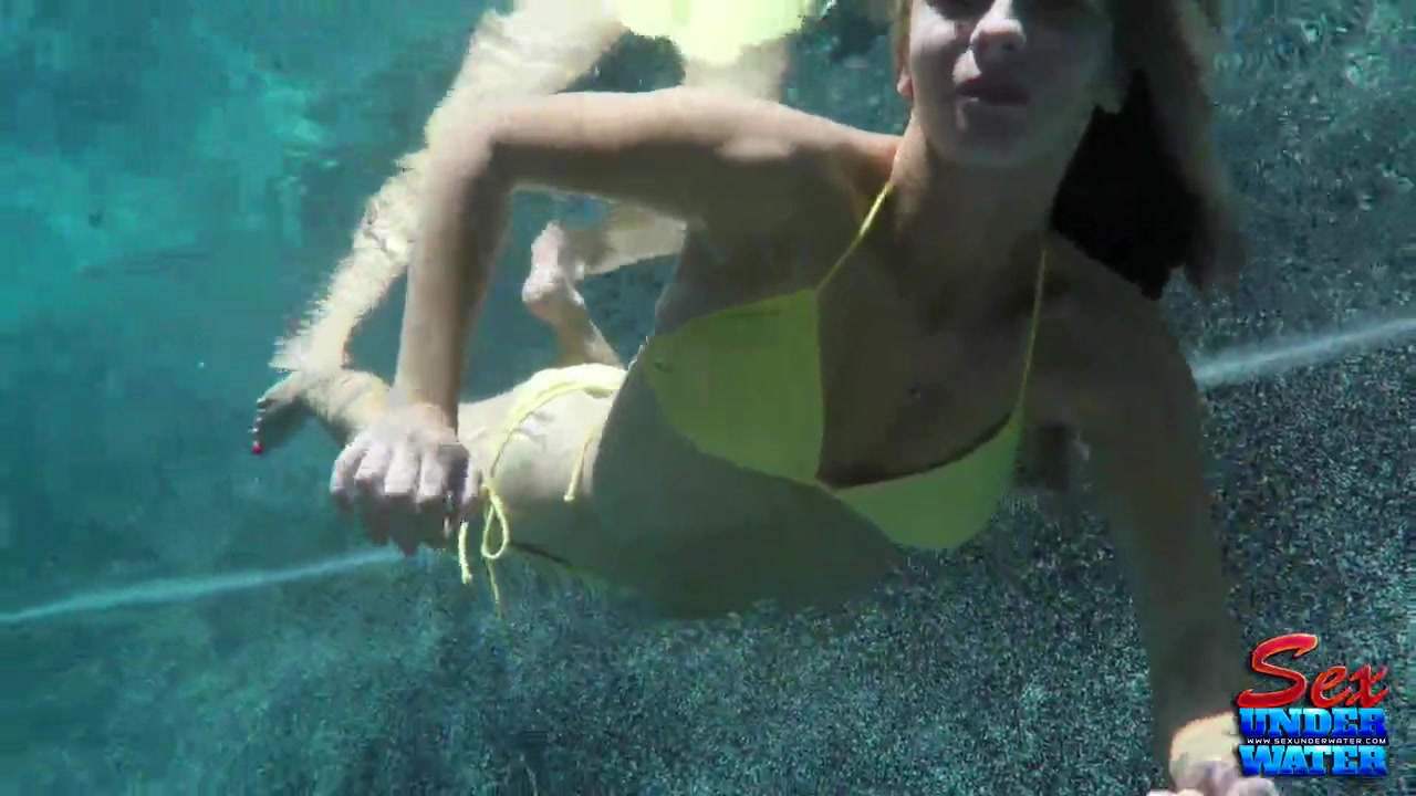 Меган шалит голая в своей бассейне